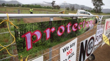 Protest signs on the gate at AGL's fracking site on Fairbairns Lane, Gloucester (IMAGE: Kate Ausburn, Flickr).