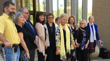 Roseanne Beckett and supporters outside the NSW Supreme Court in November 2015. (IMAGE: Wendy Bacon)