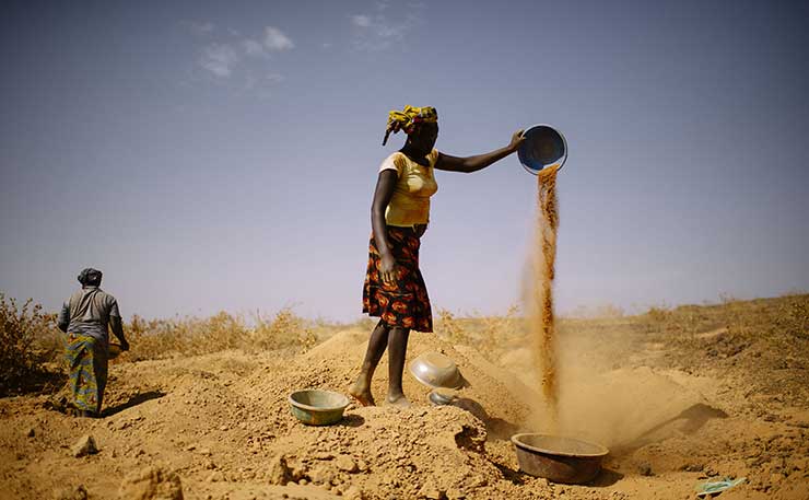 Wend-Kouni, 26 years old, from Rouko village, is a farmer. Once work is completed, she comes to search for gold. She digs and collects ore and then takes it back to the village to wash at Burkina Faso. (IMAGE: Ollivier Girard, Center for International Forestry Research (CIFOR), Flickr).