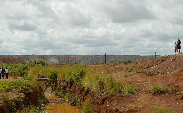 The opening of copper and cobalt mines in the Democratic Republic of Congo has resulted in the forced relocation of local communities. One of many examples is the village of Kishiba, relocated to Kimfumpa to make way for the ERG Frontier mine. (IMAGE: Stichting Onderzoek Multinationale Ondernemingen, Flickr)