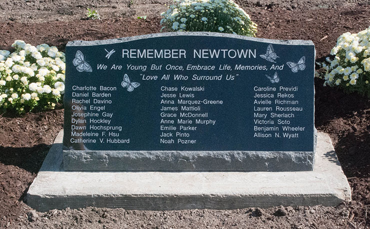 A memorial in Newtown, Connecticut, remembering the victims of the Sandy Hook massacre. (IMAGE: CT Senate Democrats, Flickr)