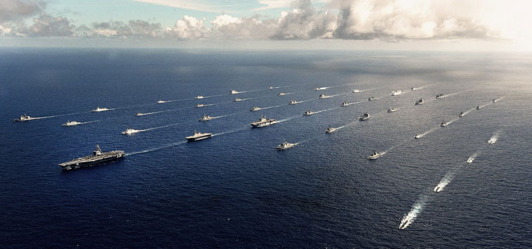 The US Pacific Fleet, with its more than 130,000 troops, is the spearhead of a potential confrontation with China. Here you see 42 ships and submarines during the RIMPAC exercise in 2014. (IMAGE: US Pacific Fleet, Flickr, licensed under CC BY-NC 2.0).