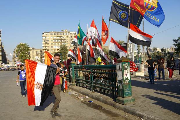 A flag seller at work in Tahrir Square. Photo by Rachel Williamson.