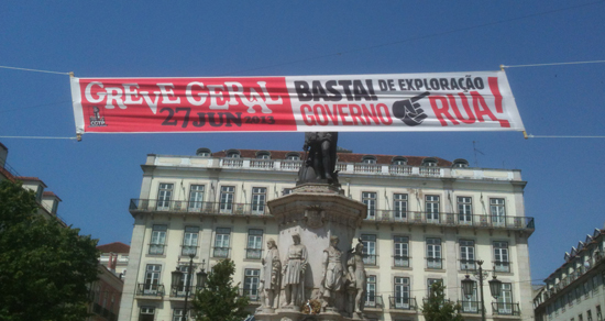 A banner encouraging people to join the general strike. Photo by Antonio Castillo.