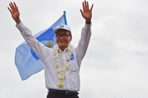 Cambodian National Rescue Party leader Sam Rainsy addresses a large crowd of supporters outside Psar Nath in Battambang. Photo by Paul Carson.