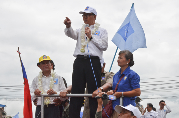  CNRP leader Sam Rainsy (centre) addressing party supporters while deputy leader Kem Sokha (left) and Member of Parliament Mu Sochua (right) look on. Photo by Paul Carson