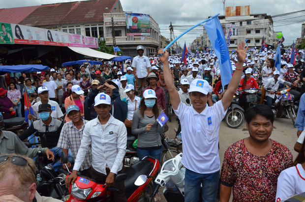 Part of the large crowd of Cambodian National Party supporters gathered in front of one of Battambang's main markets to hear from Sam Rainsy, Kem Sokha and Mu Sochua. Photo by Paul Carson.