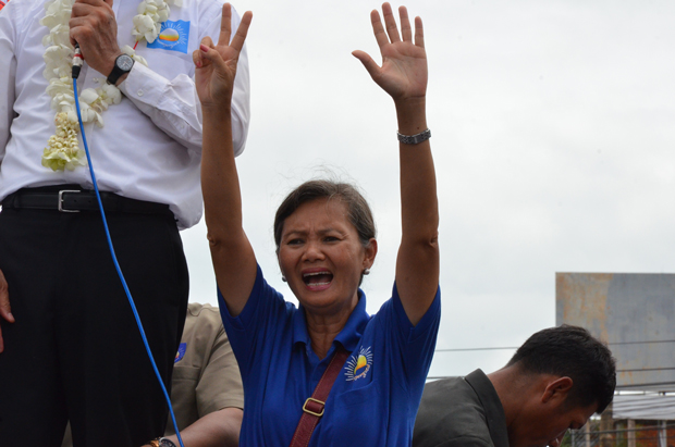 Cambodian National Rescue Party MP Mu Sochua giving the crowd a seven-finger salute. The CNRP's position on the ballot paper is number seven, and this sign has become a favoured method of greeting among young CNRP supporters.