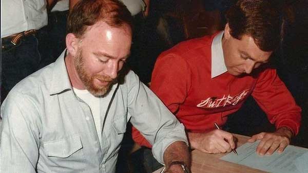 Lex Watson (left) and Robert French signing statutory declarations in 1983.