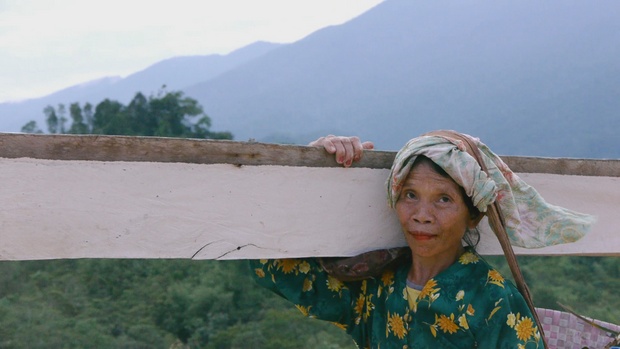 Building materials are stripped from the old villages and carried up to the new settlements. Anyone fit and able enough to carry up to at least their own weight helps out. Photo by Andrew Garton.