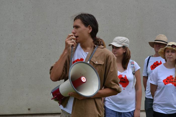 Tonder at a refugee rally.